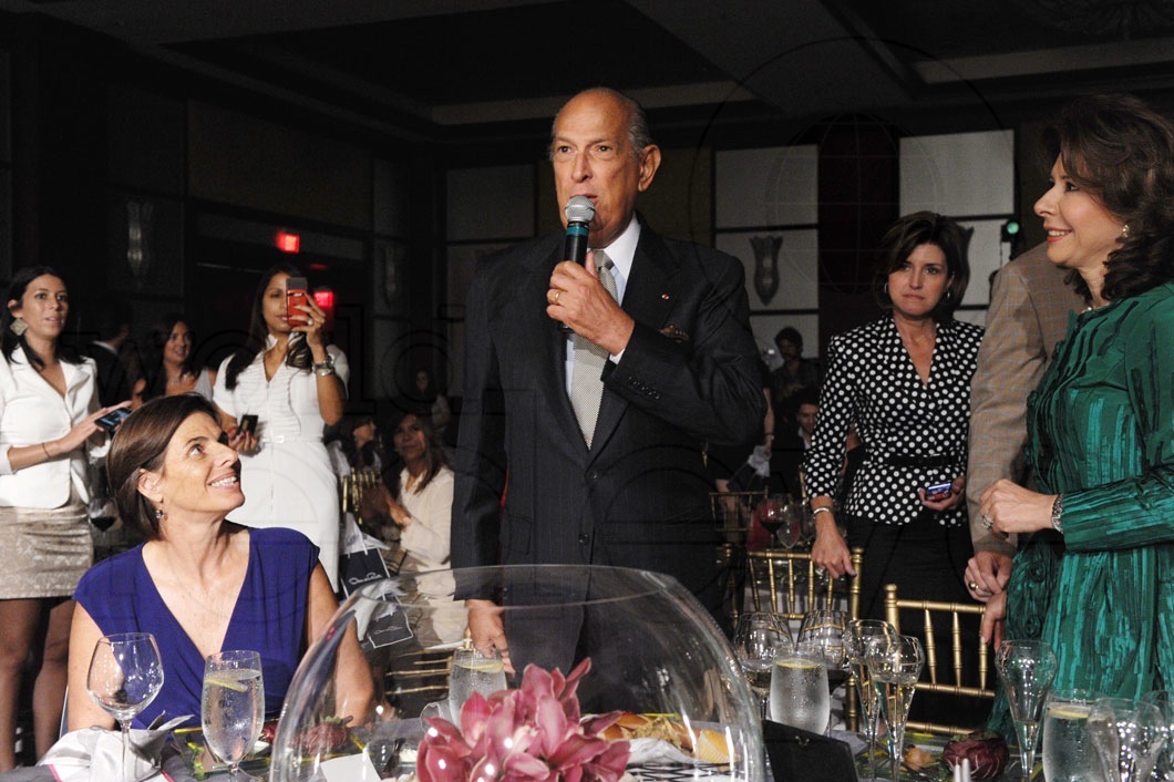 Oscar-De-La-Renta-speaking-&-Melba-Grullon