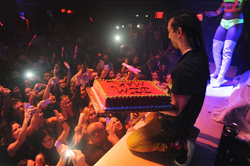 09-Steve-Aoki-Throwing-Cakes