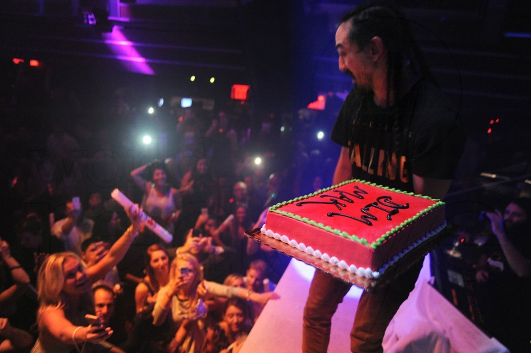 10-Steve-Aoki-Throwing-Cakes1