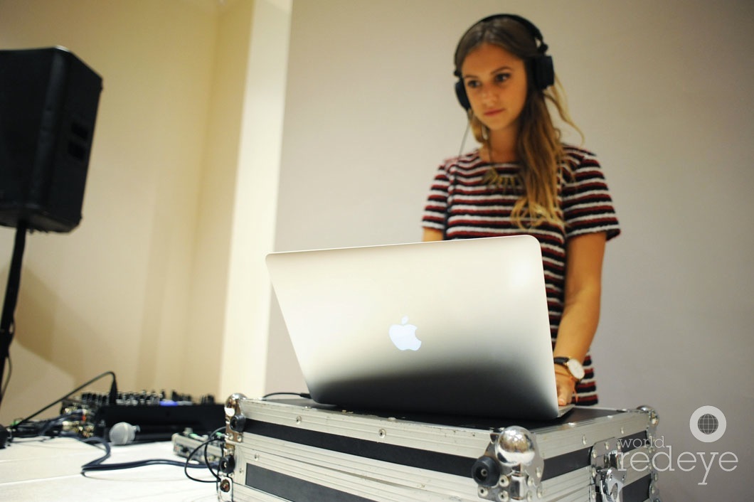 16-Jane-DJing2