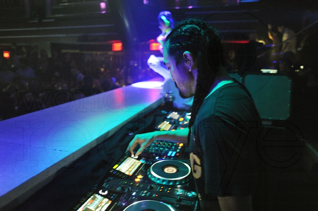 48-Steve-Aoki-DJing19