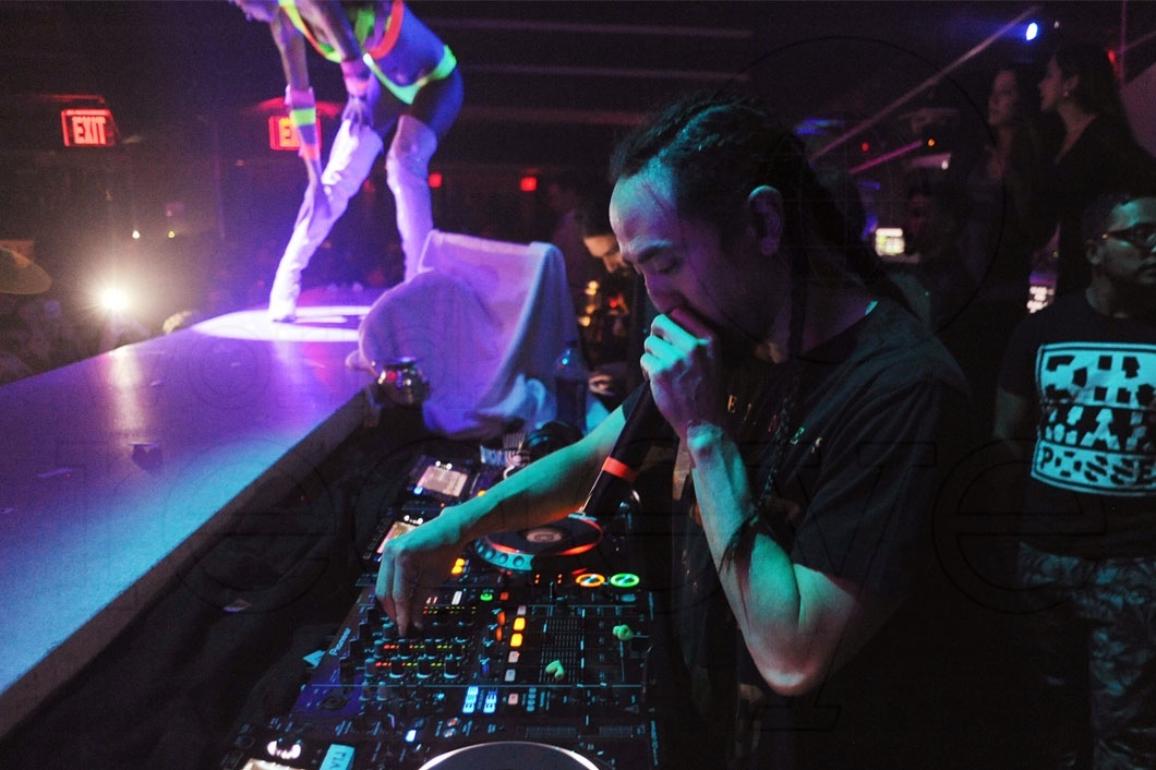 49-Steve-Aoki-DJing10