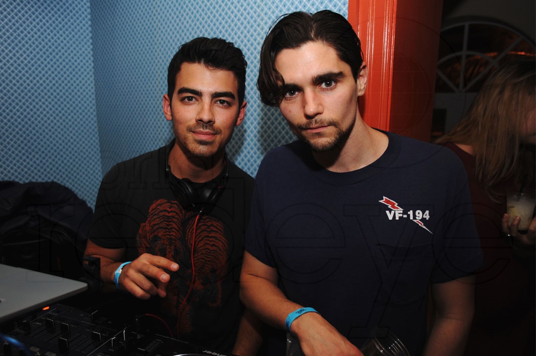 002-Joe Jonas-&-Carl-Gambino_new