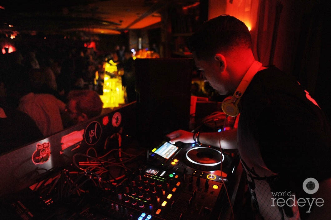 06-Chris-Valencia-DJing