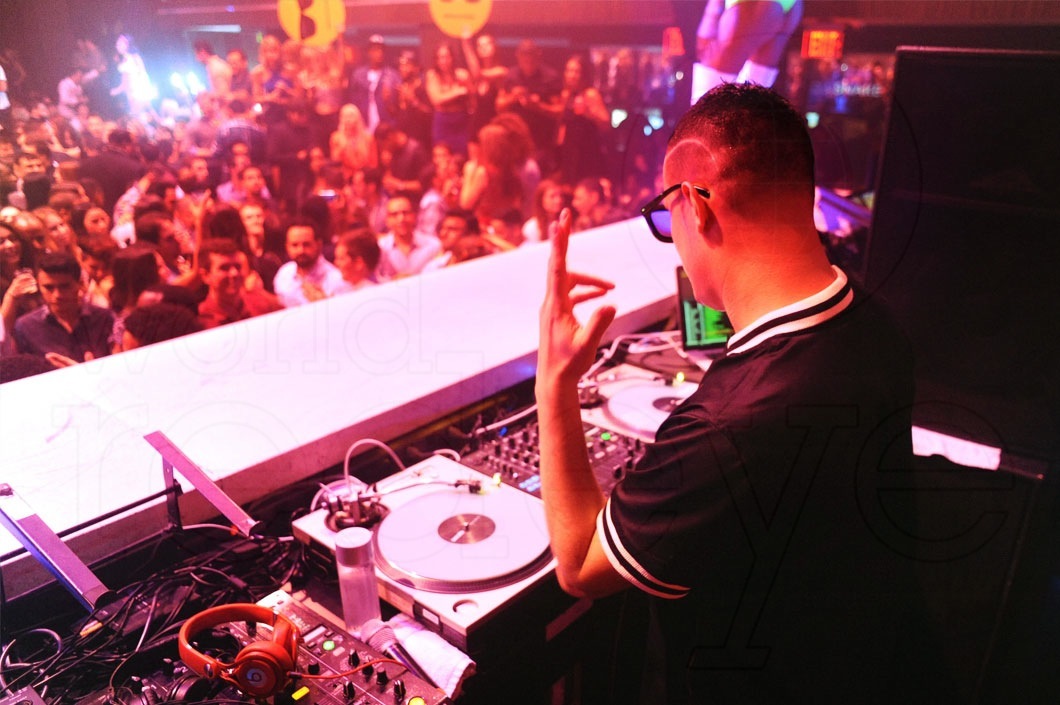 10-DJ-Snake-DJing2