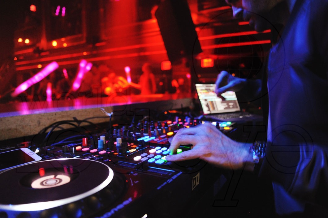 06-Gareth Emery djing 32