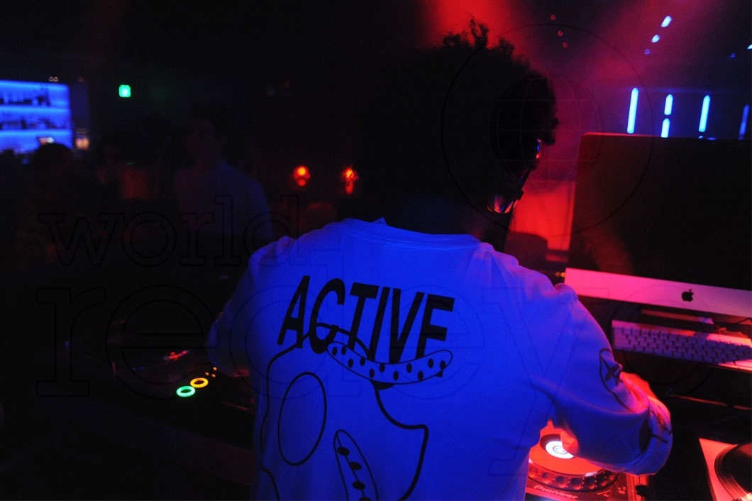 06-Jillionaire DJing4