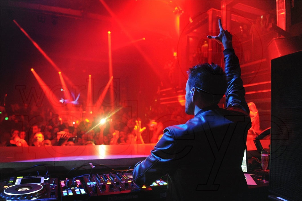 07-Gareth Emery djing 6