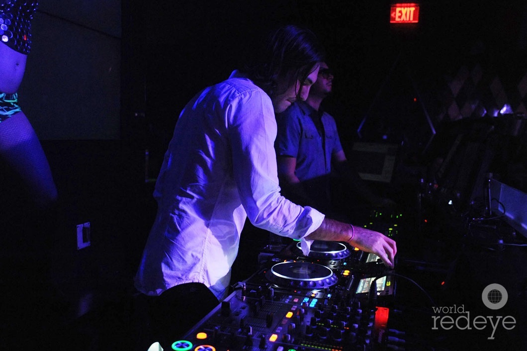 09-Artec-DJing4