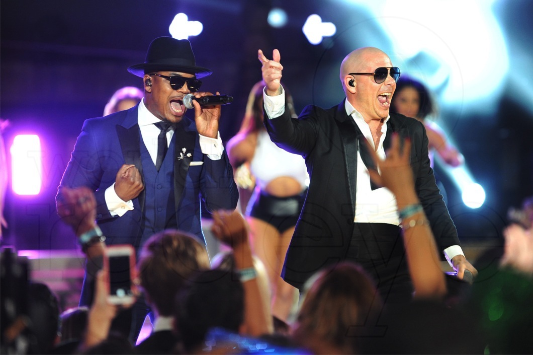 10-Ne-yo-&-Pitbull---LIVE13