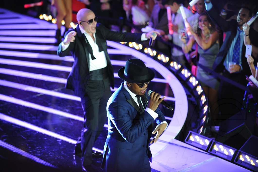 14-Pitbull-&-Ne-yo---LIVE