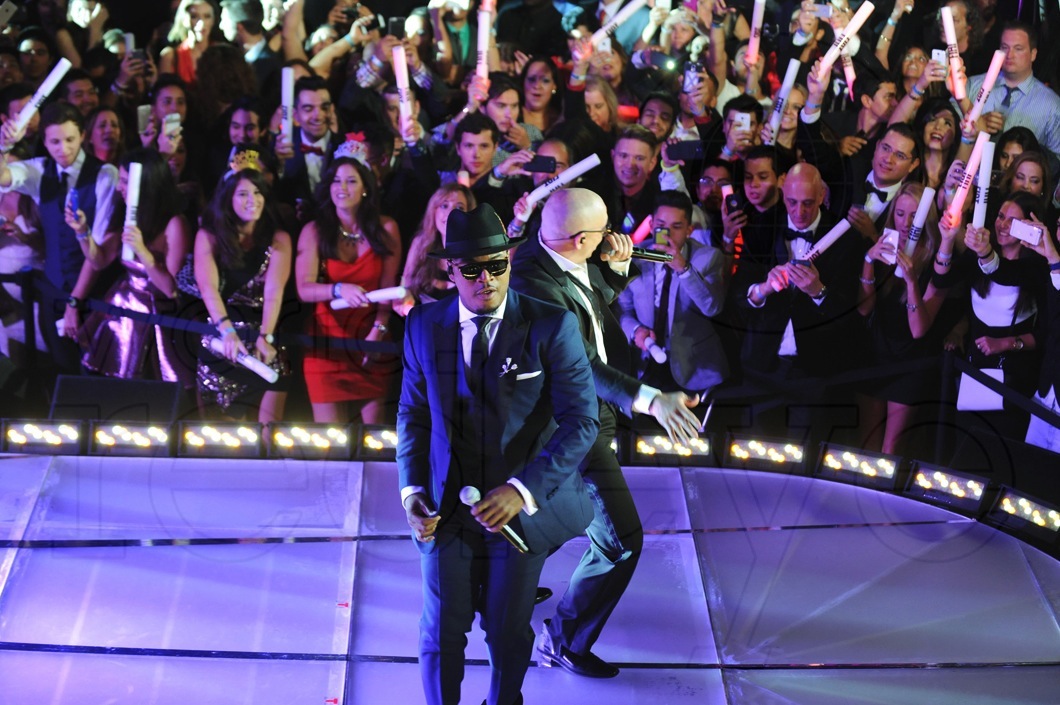 15-Ne-yo-&-Pitbull---LIVE1