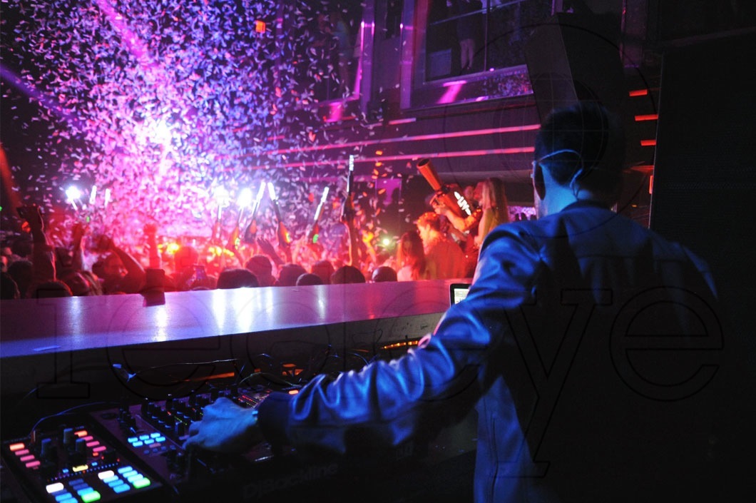 35-Gareth Emery djing 2