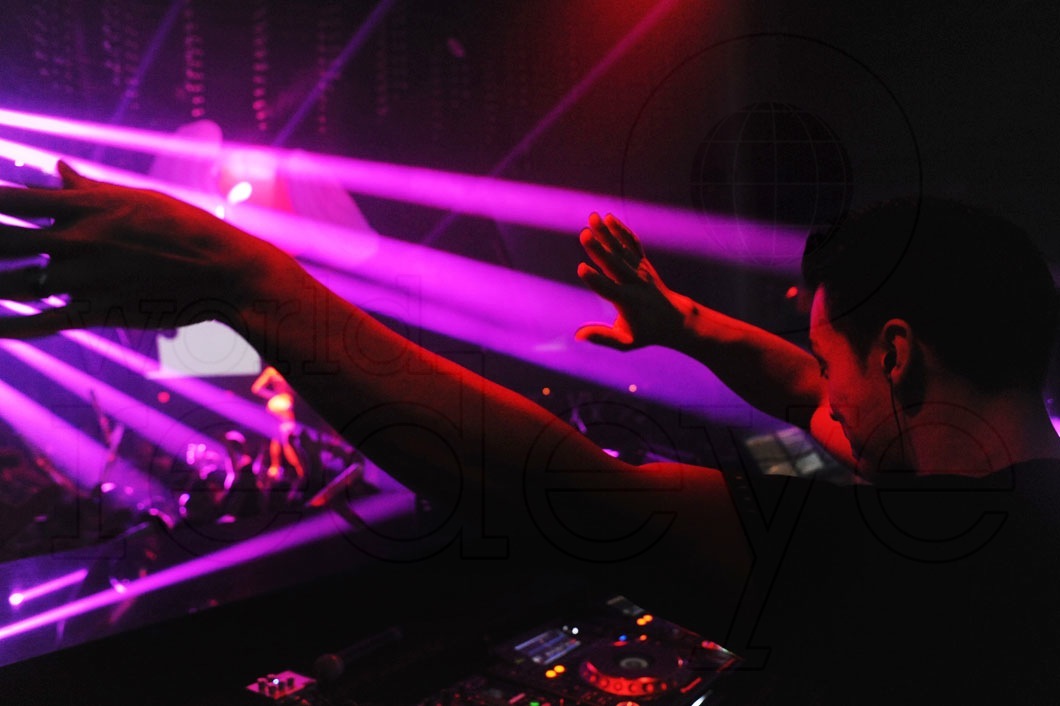 01- Laidback Luke DJing2