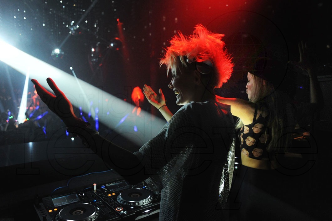 01- Nervo DJing47