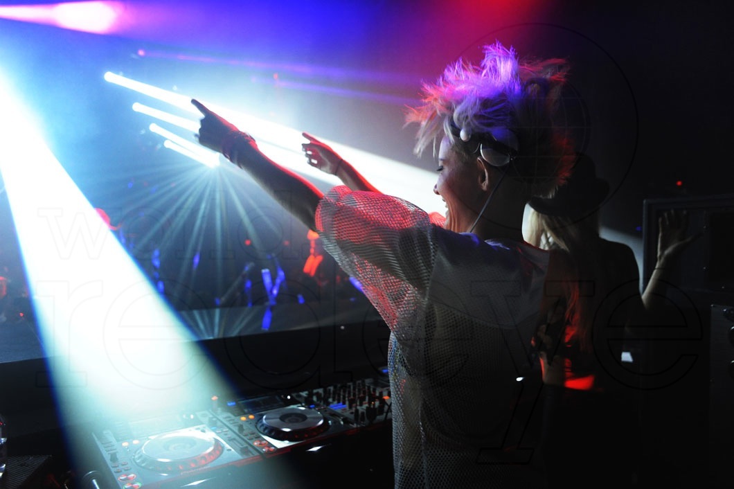 02- Nervo DJing41