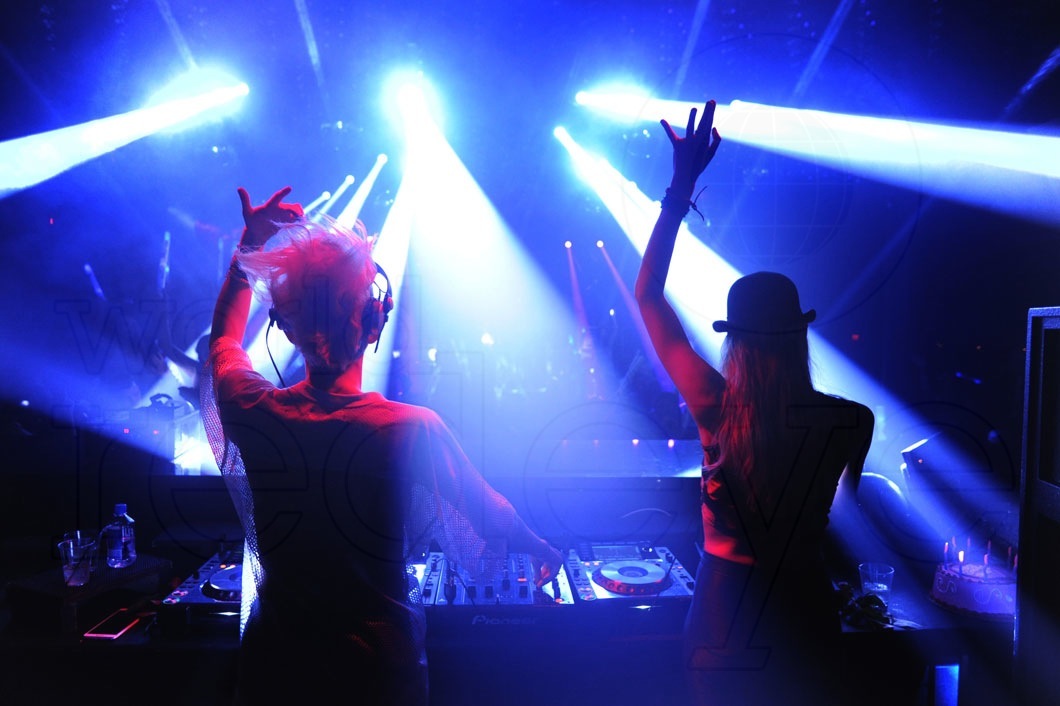 05- Nervo DJing7