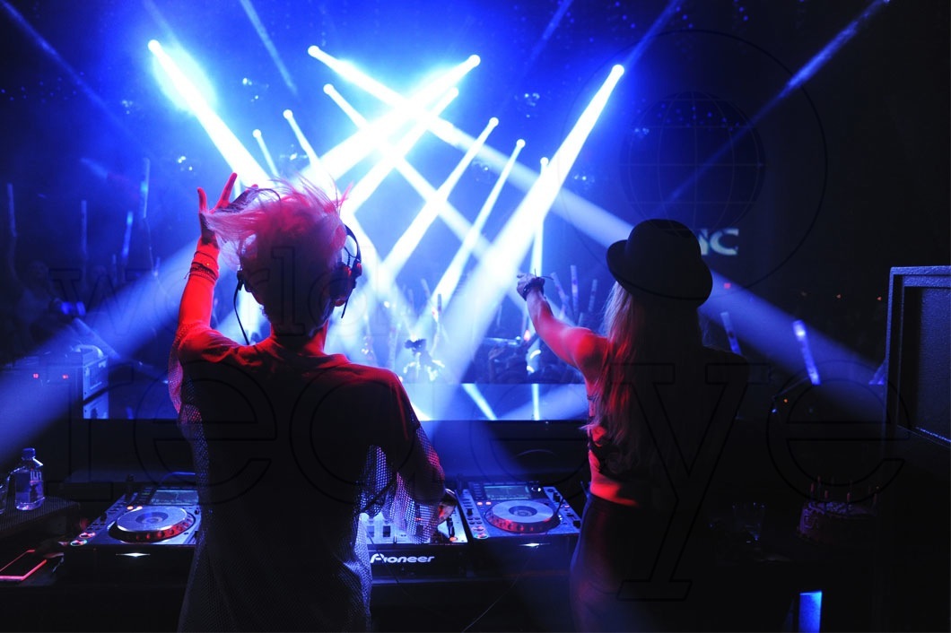 06- Nervo DJing10