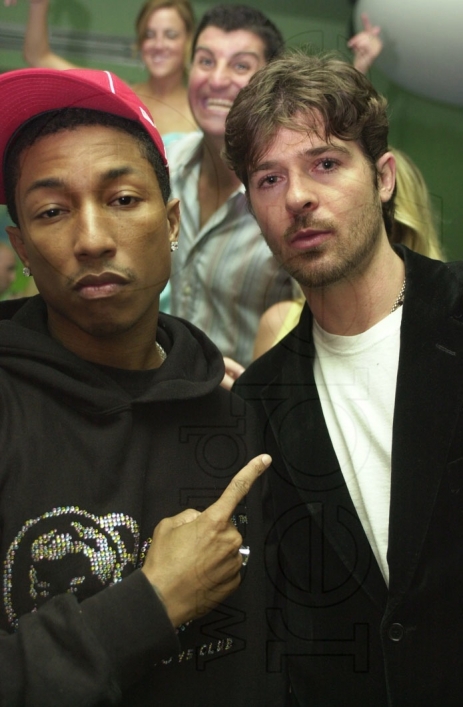 071- 56- PHARRELL WILLIAMS&FRIEND2