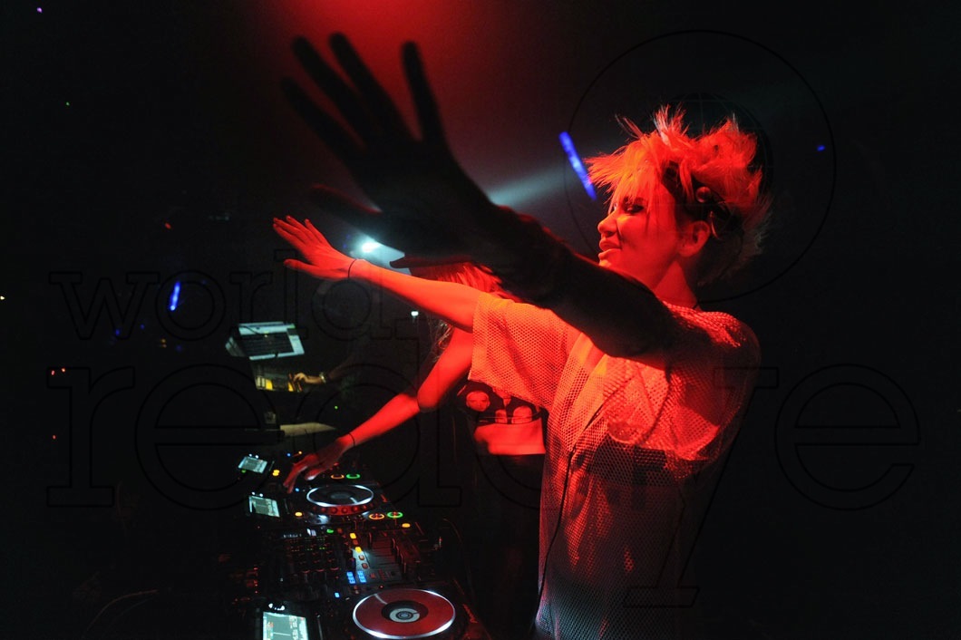 31- Nervo DJing32