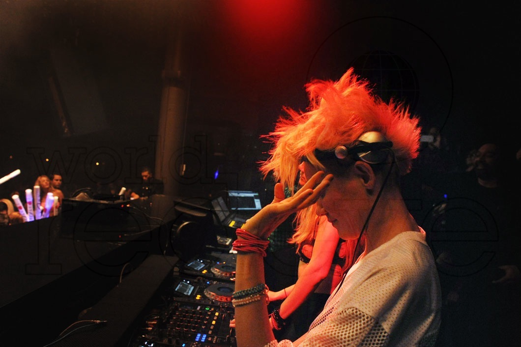 32- Nervo DJing33