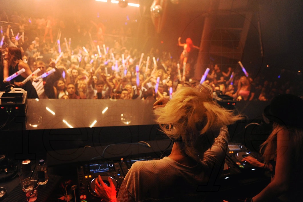 39- Nervo DJing50