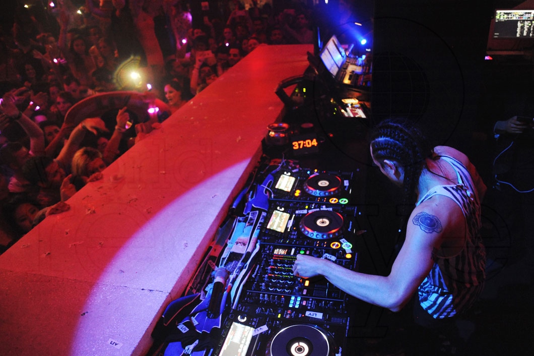 008- 42- Steve Aoki djing 36_new