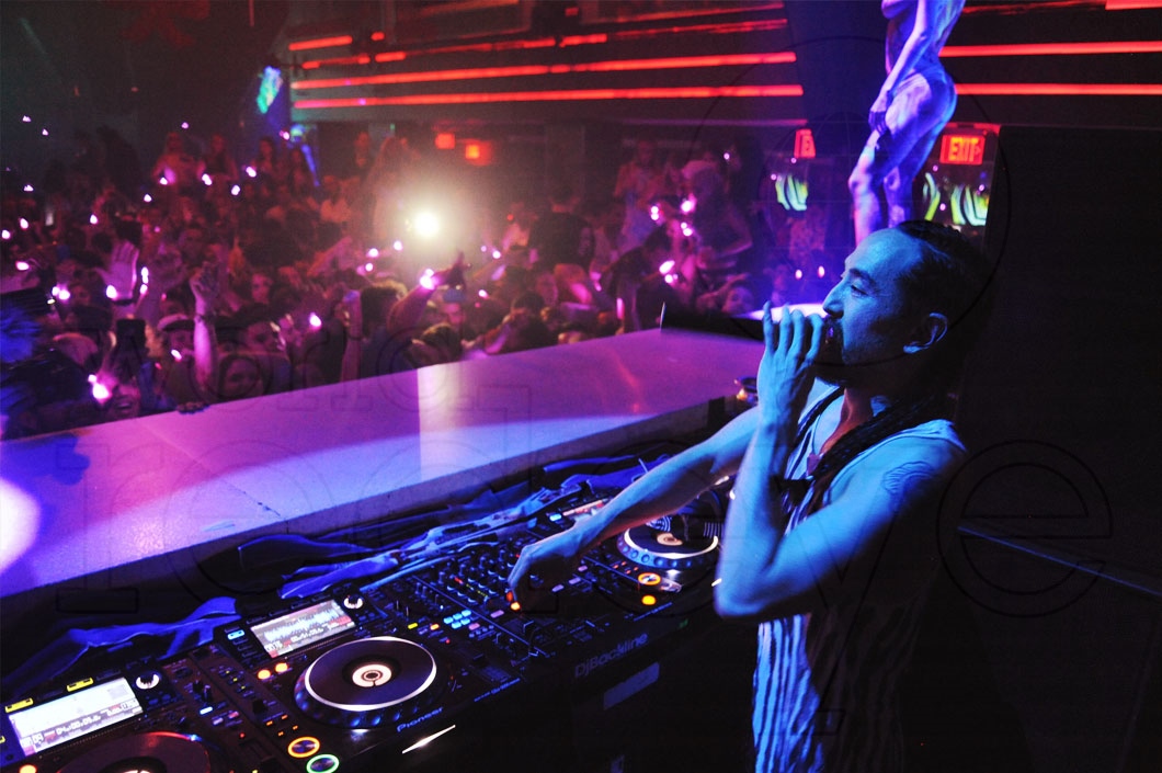 044- 13- Steve Aoki djing 13_new