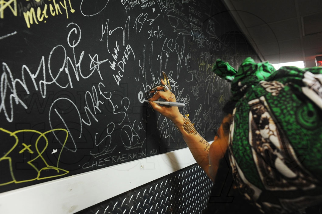 05- Erykah Badu SIGNING WALL_new