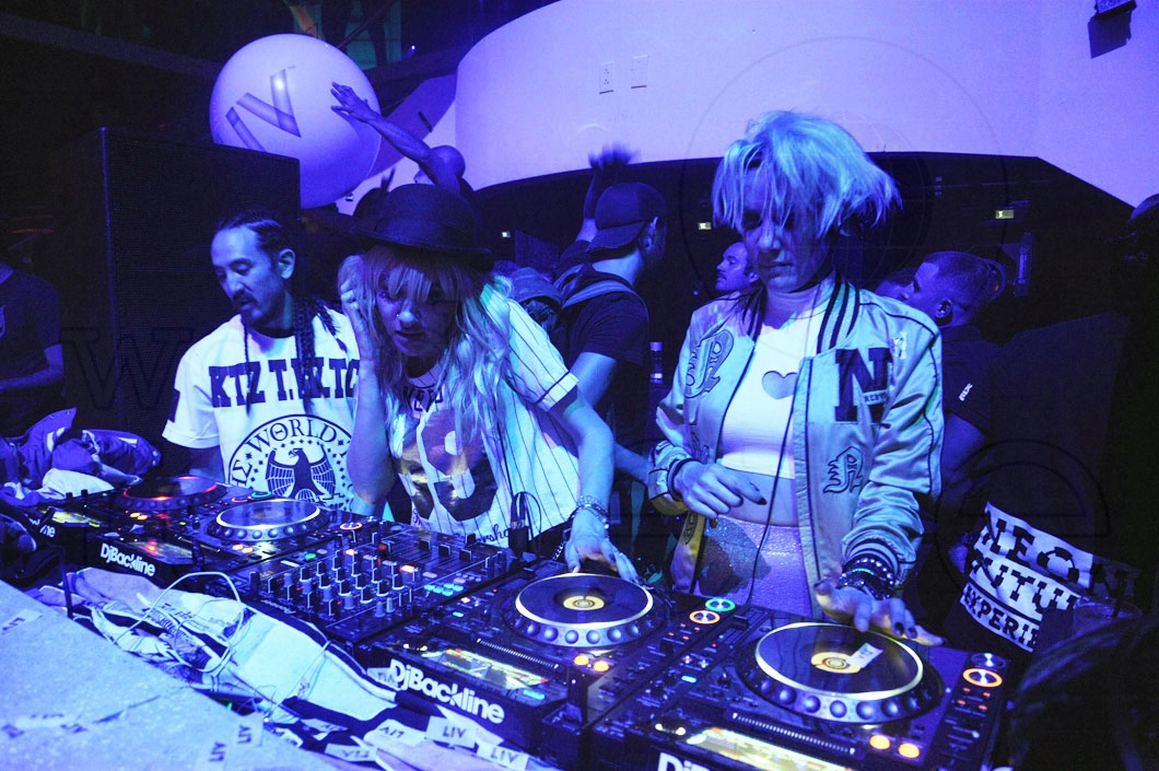 054- 74- Steve Aoki & Nervo djing 1_new