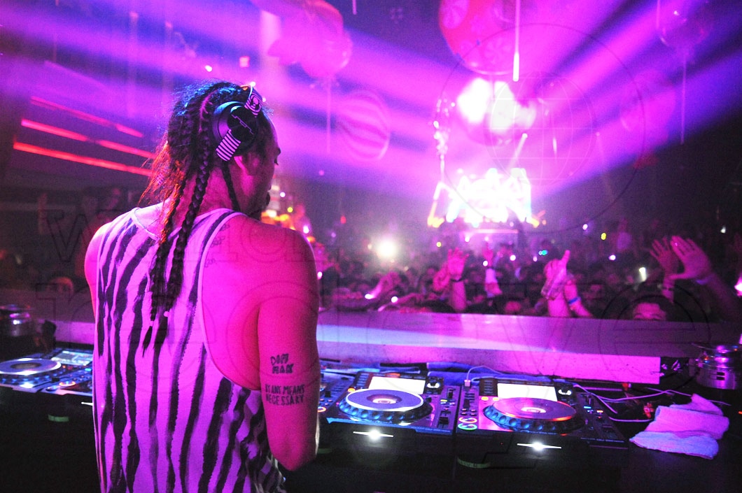 075- 86- Steve Aoki djing 24_new