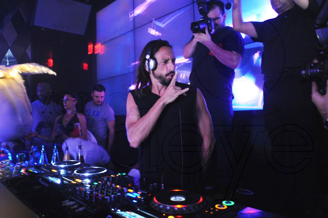 11-Bob Sinclar DJing3_new