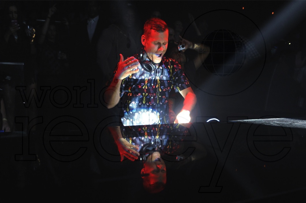 11-Kaskade DJing17