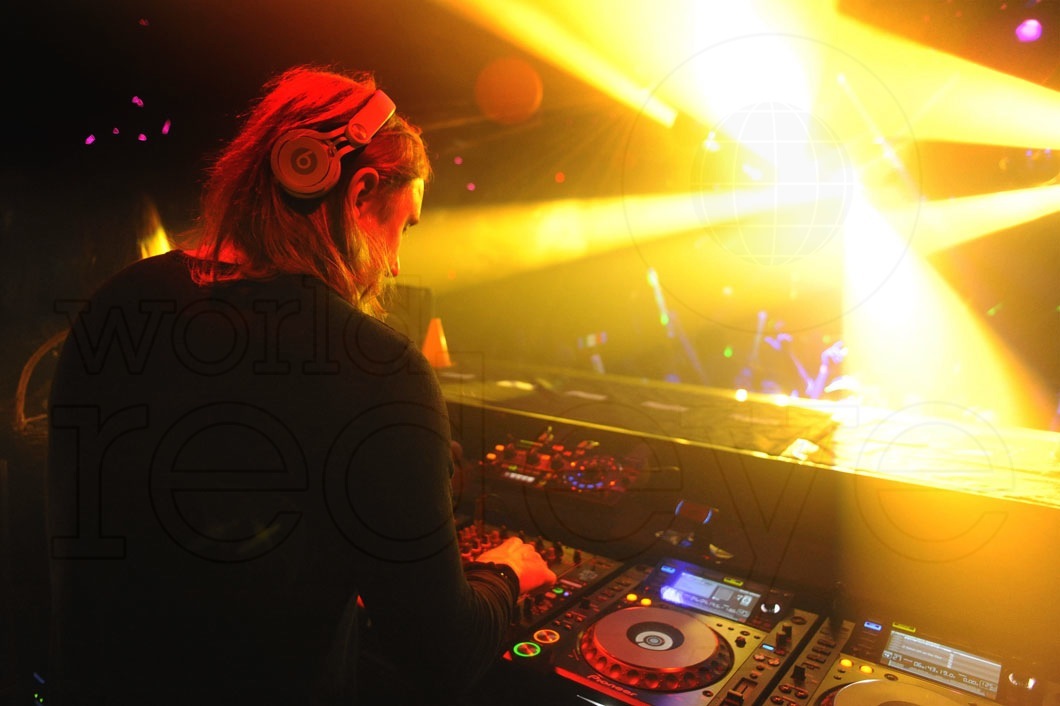 15- David Guetta DJing40