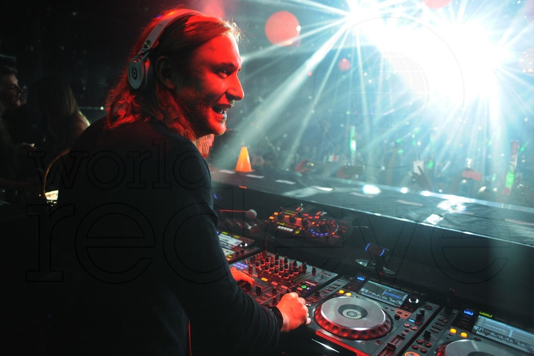 16- David Guetta DJing36