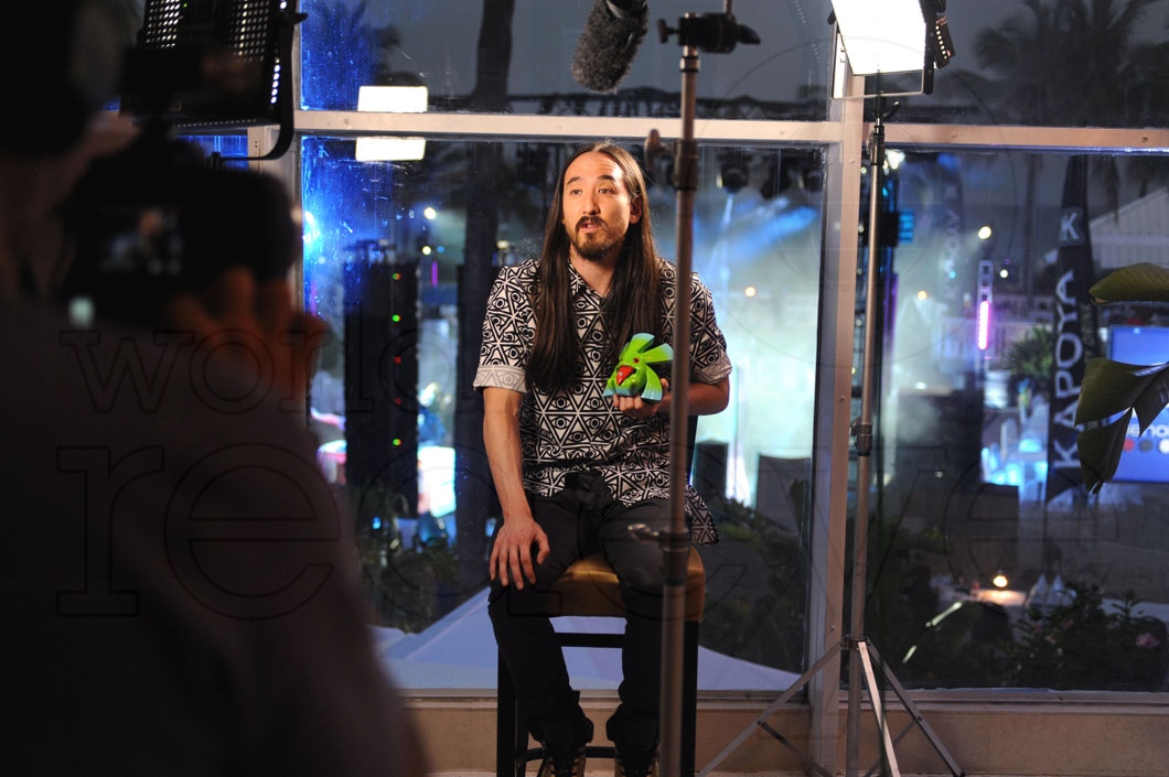 16-Steve Aoki speaking with media4_new