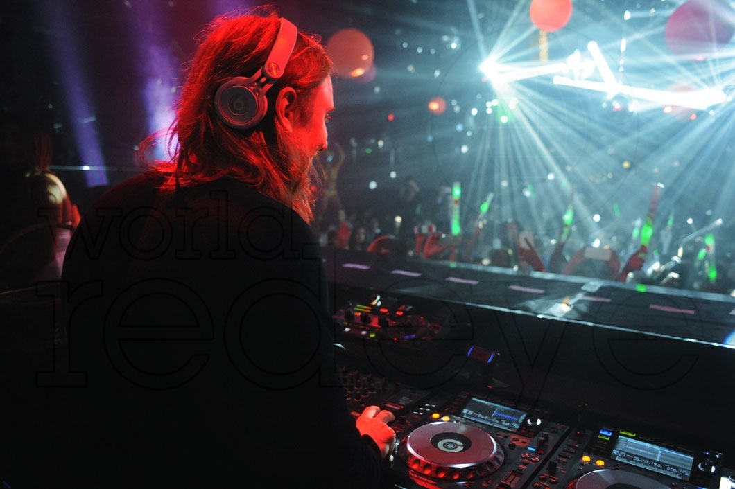 17- David Guetta DJing45