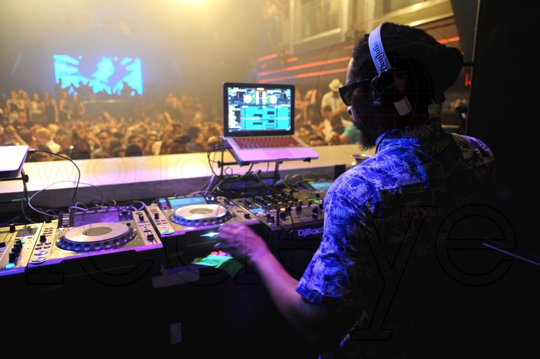 18-Lil Jon DJing44