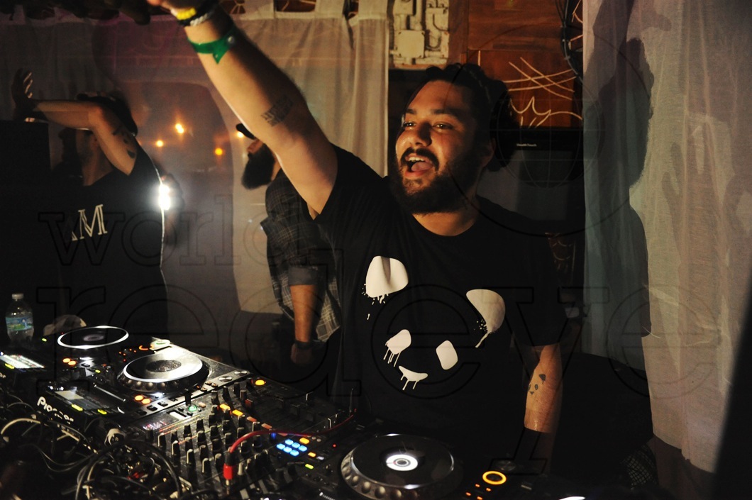 20-20-Deorro DJing1