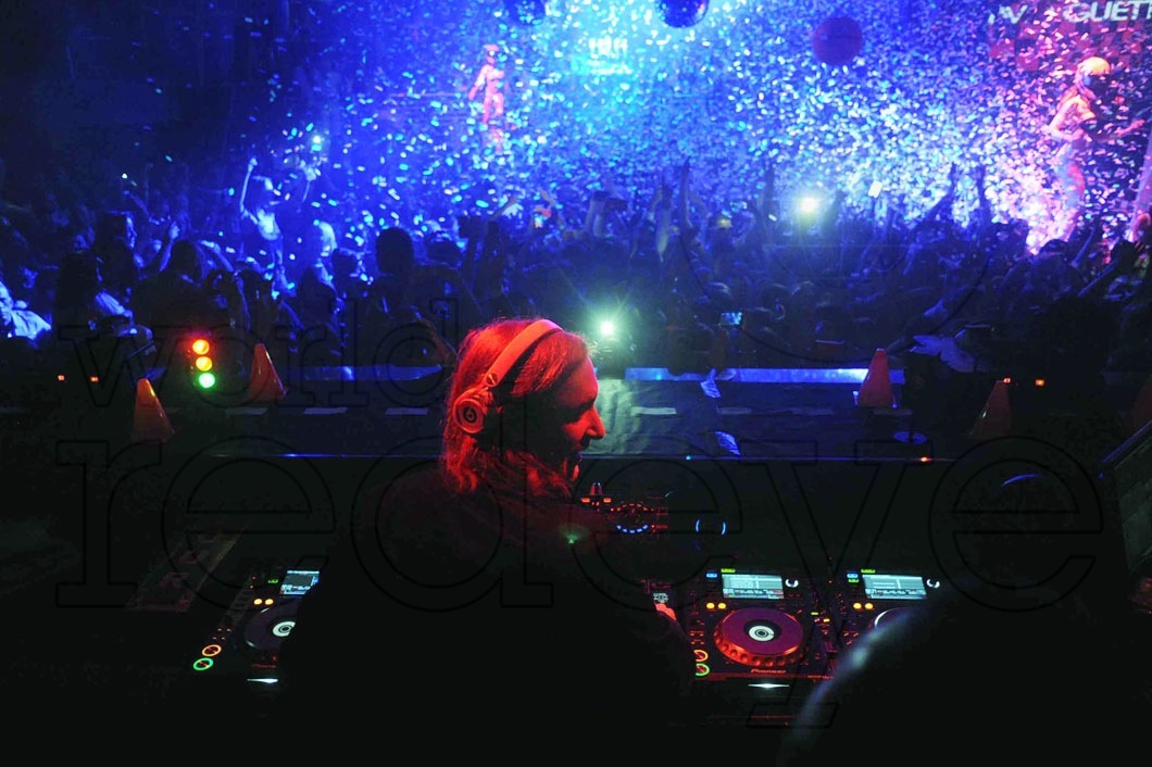 22- David Guetta DJing6