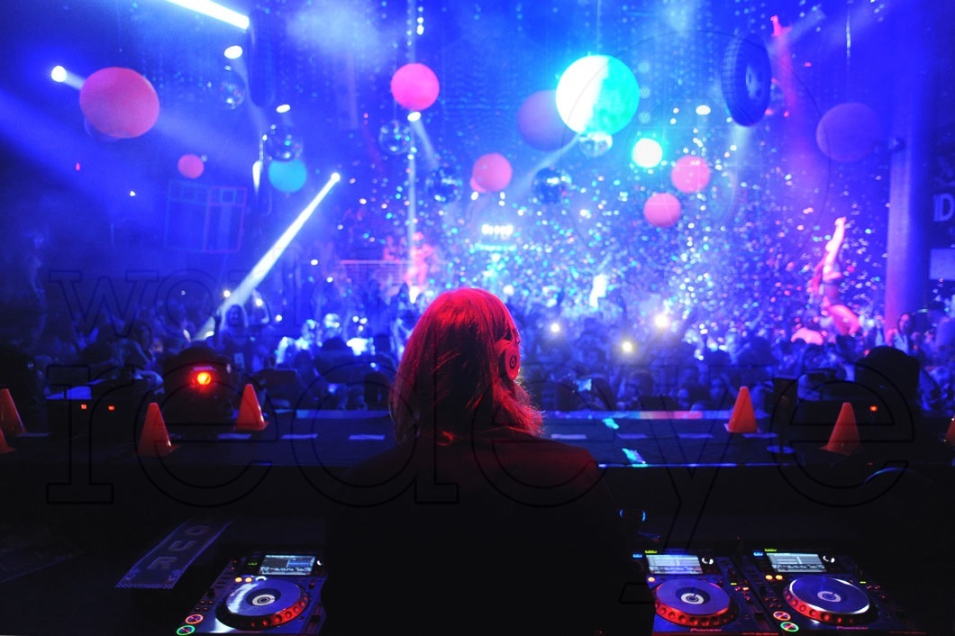 23- David Guetta DJing7