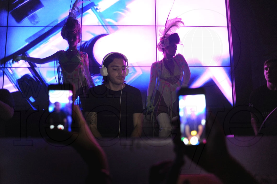 5-Alesso DJing25_new