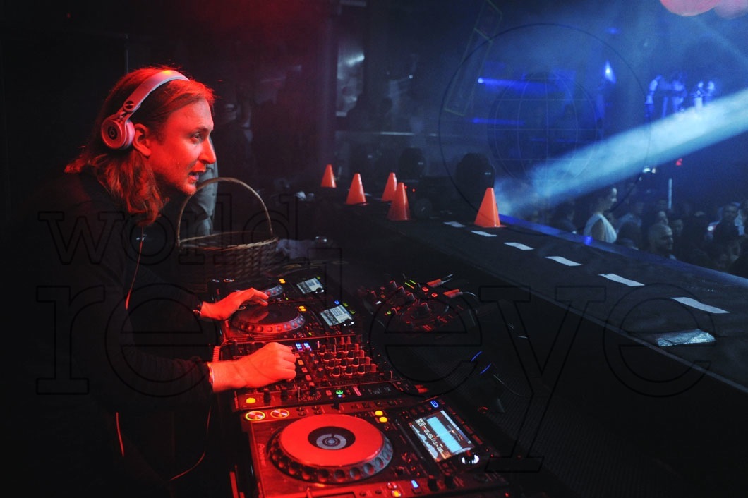 63- David Guetta DJing17