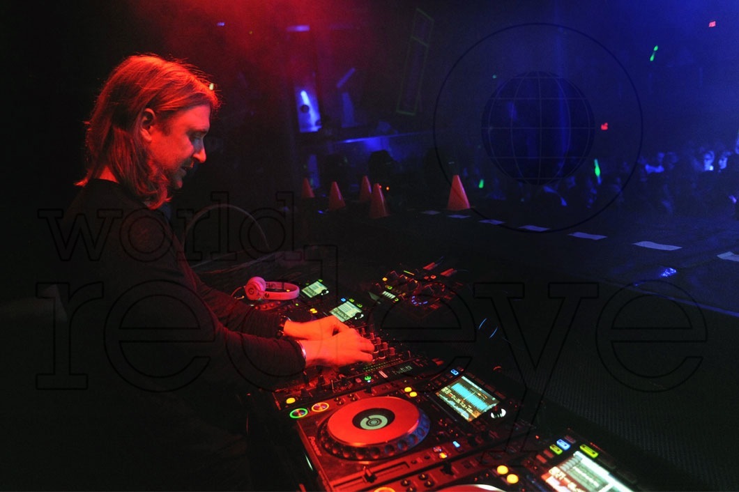 64- David Guetta DJing21