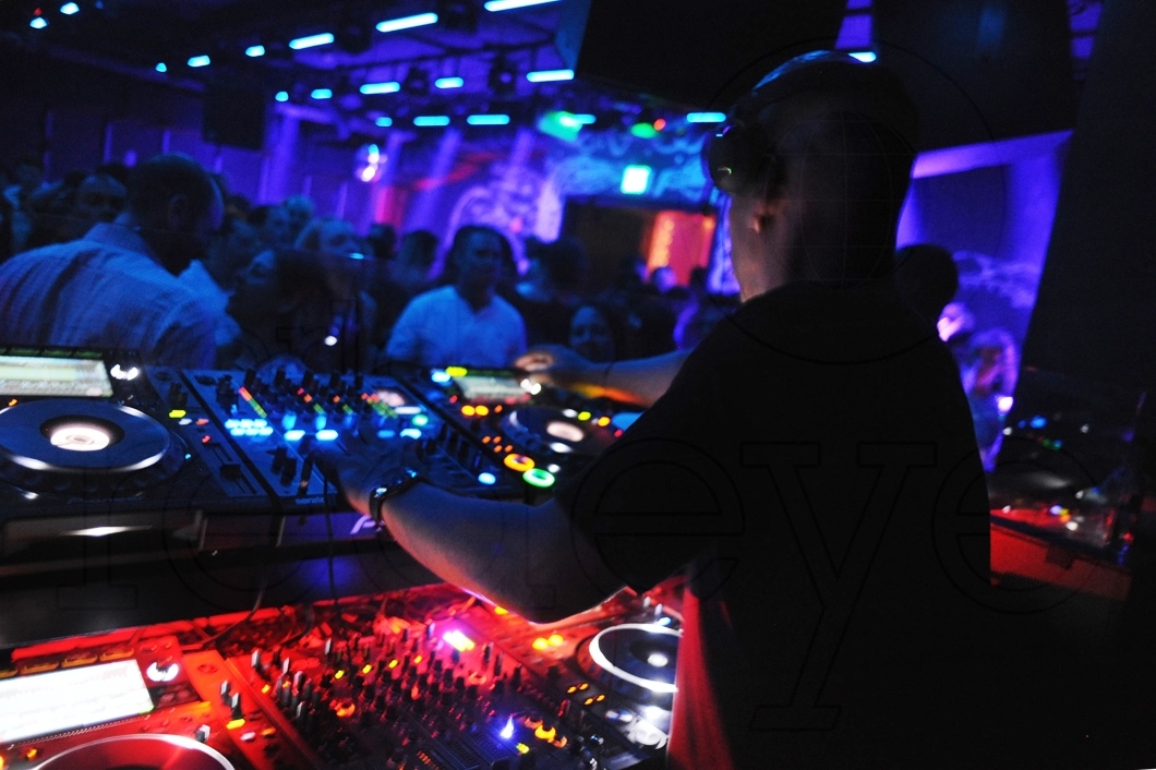 16-Dennis Ferrer DJing_new