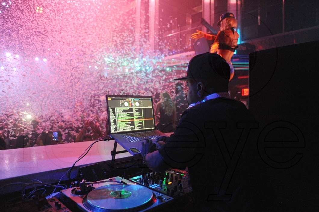 10-Jermaine Dupri DJing42