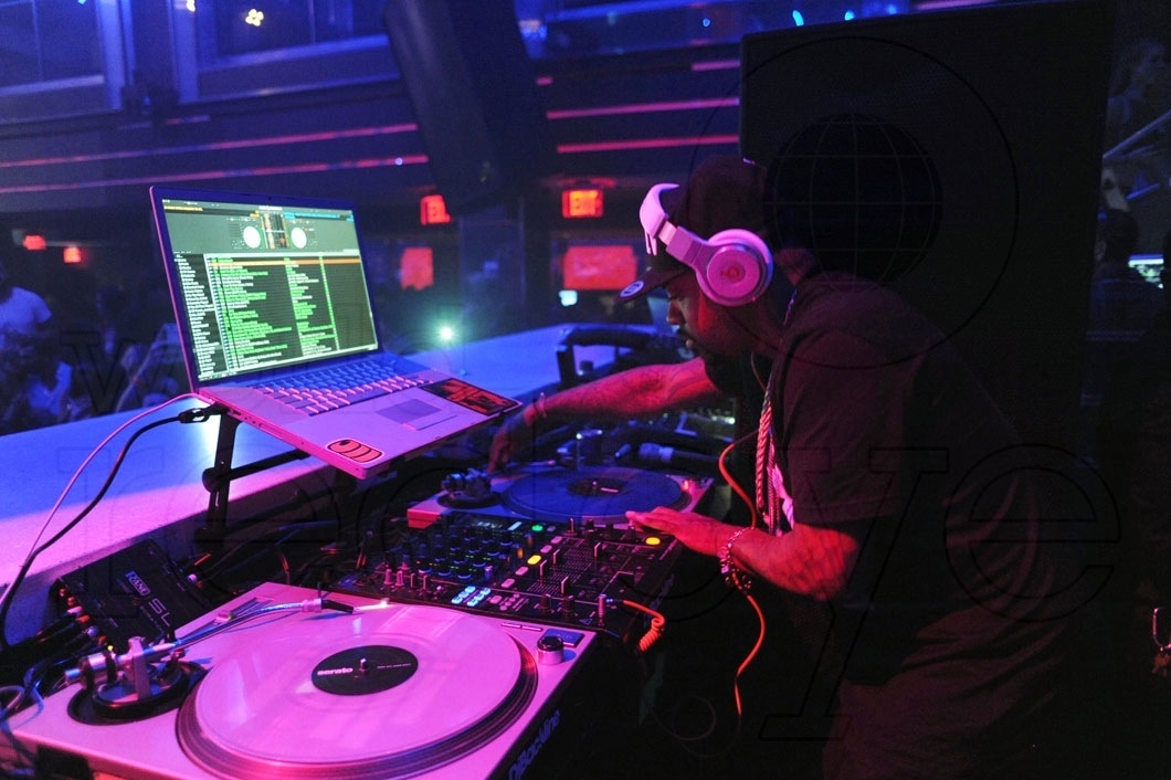 14-Jermaine Dupri DJing13