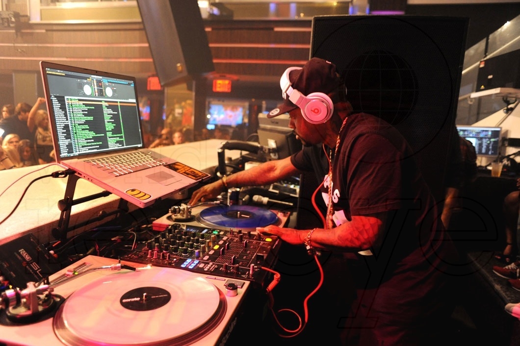 25-Jermaine Dupri DJing1