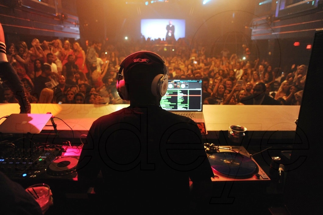 26-Jermaine Dupri DJing32