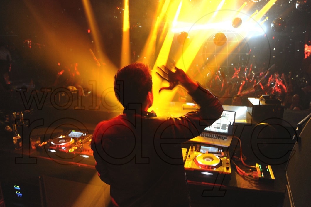 23-Gareth Emery djing 0